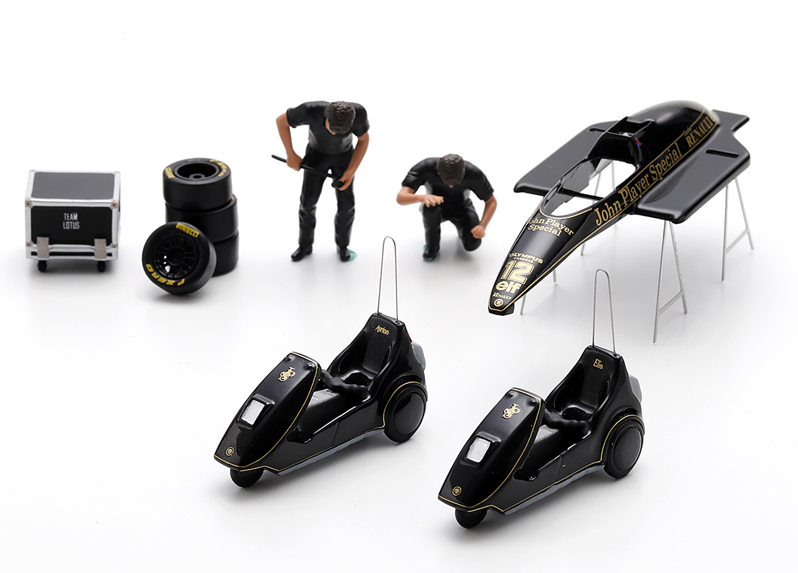 Lotus JPS Sinclar C5 Scooter Set with mechanic figurines and spare parts