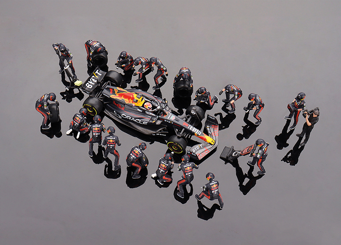 Red Bull Racing RB19 F1 with pitstop cew Japanese GP 2023