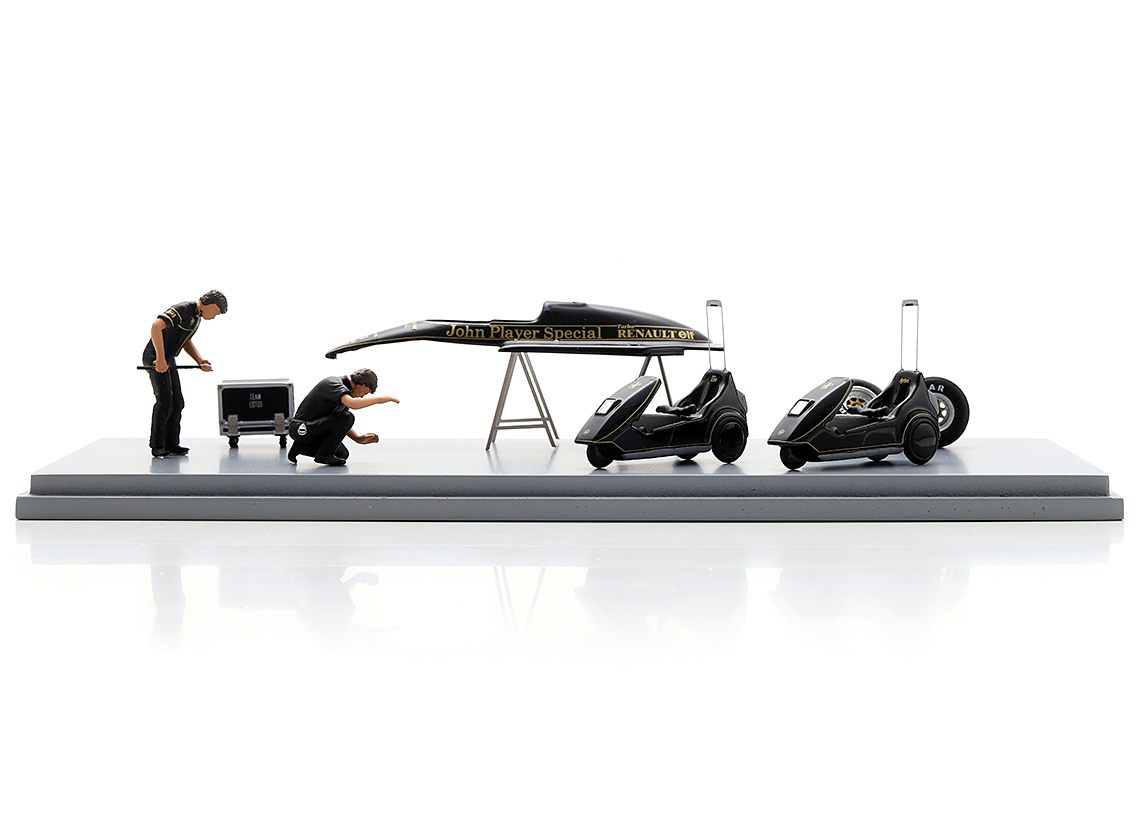 Lotus JPS Sinclar C5 Scooter Set with mechanic figurines and spare parts