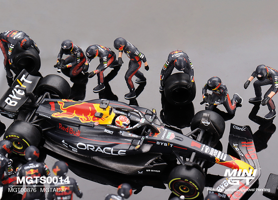Red Bull Racing RB19 F1 with pitstop cew Japanese GP 2023
