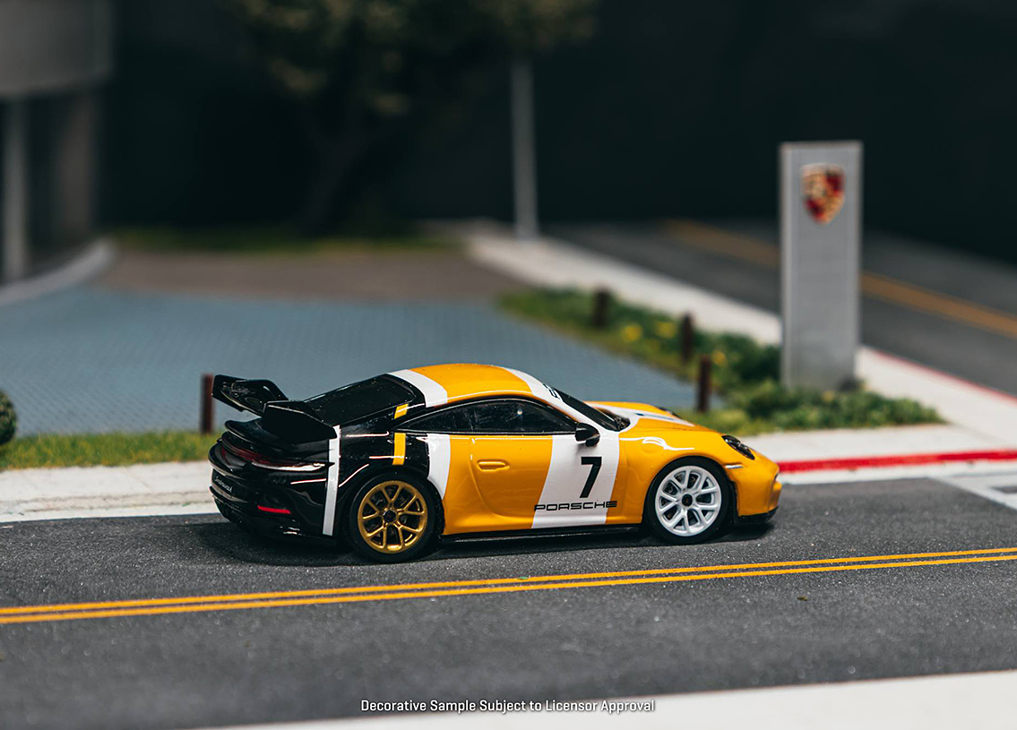 Porsche 911 GT3 992 2022 - black/yellow